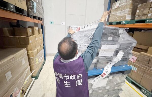 ▲桃園地檢署指揮市調處偵辦亦鴻企業公司出售公告禁用「蘇丹4號」色素之紅色複方原料案，圖為衛生局稽查人員上月到場稽查封存。（資料照／桃園衛生局提供）