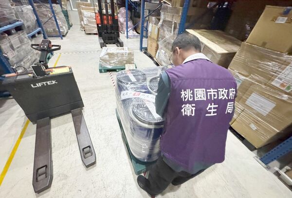 ▲桃園市衛生局稽查人員在亦鴻企業公司倉庫稽查封存有問題商品。（資料照／桃園衛生局提供）