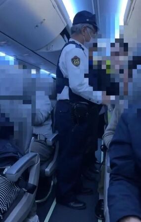 ▲▼硬要跟女友坐一起！　奧客大鬧航班「全機被迫折返」。（圖／翻攝X）