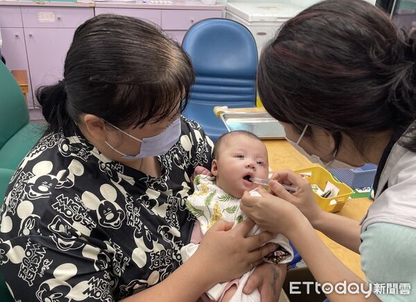 新北市自即日起擴大13偏區嬰幼兒全額補助輪狀病毒疫苗。（圖／新北市衛生局提供）