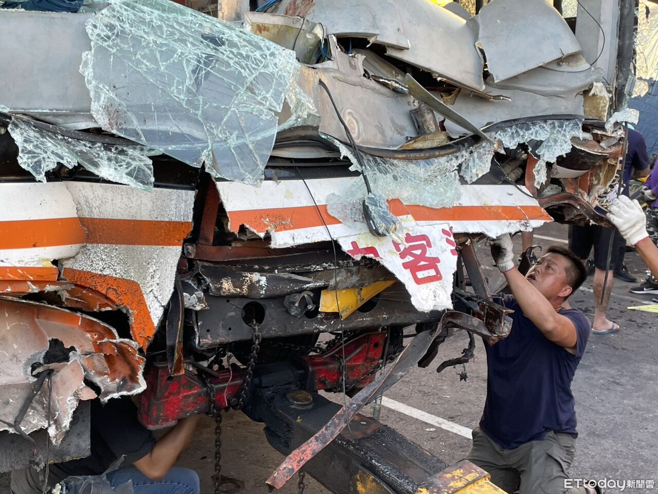 駕駛座位都是血！台中客運逆向猛撞　拖吊車「車頭變形」