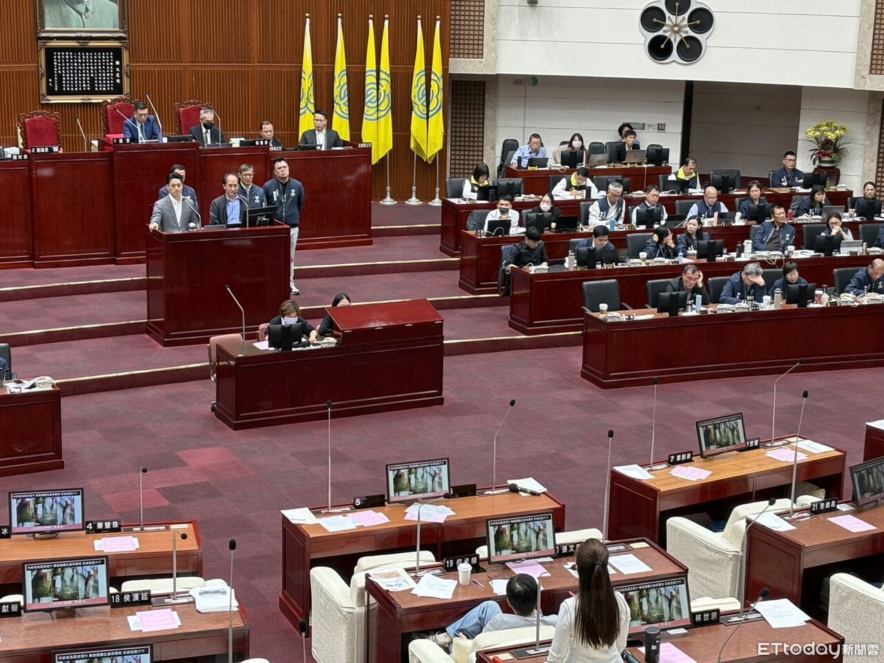 耍官威!北市專委遭爆踹桌羞辱市場攤商 蔣萬安認:動作不妥