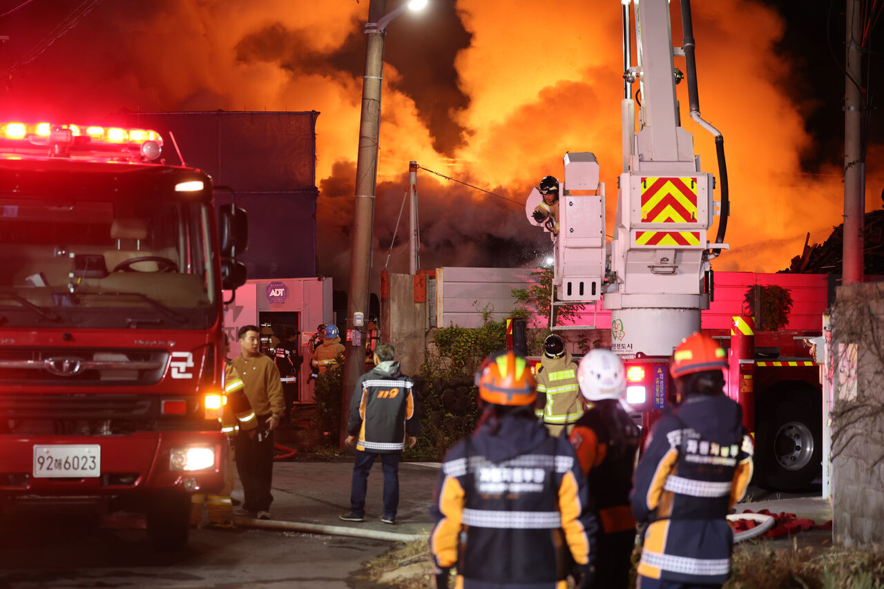 南韓濟州島加工廠陷火海！火勢「蔓延4棟建築」　燒20小時仍未撲滅