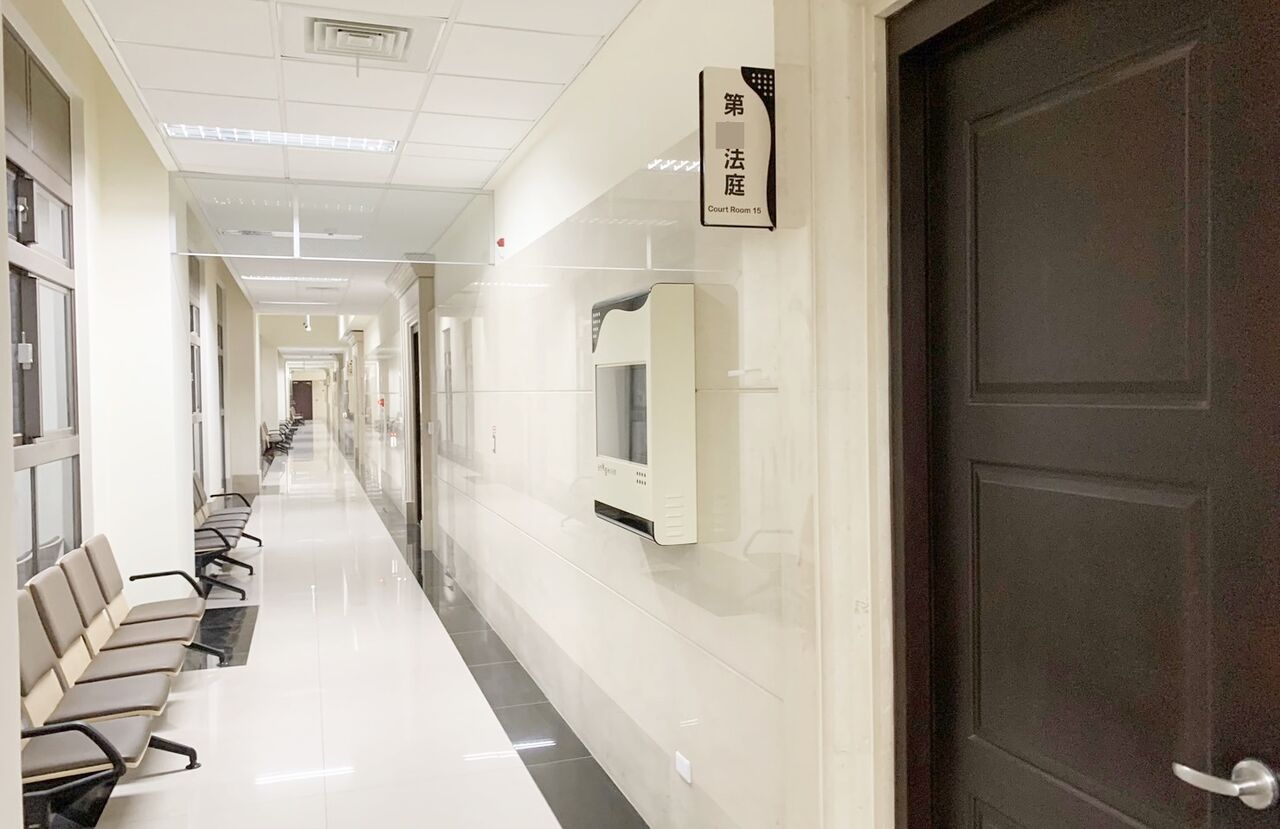 無塵室二度襲臀女同事！工程師詭辯「不小心」　監視器狠打臉