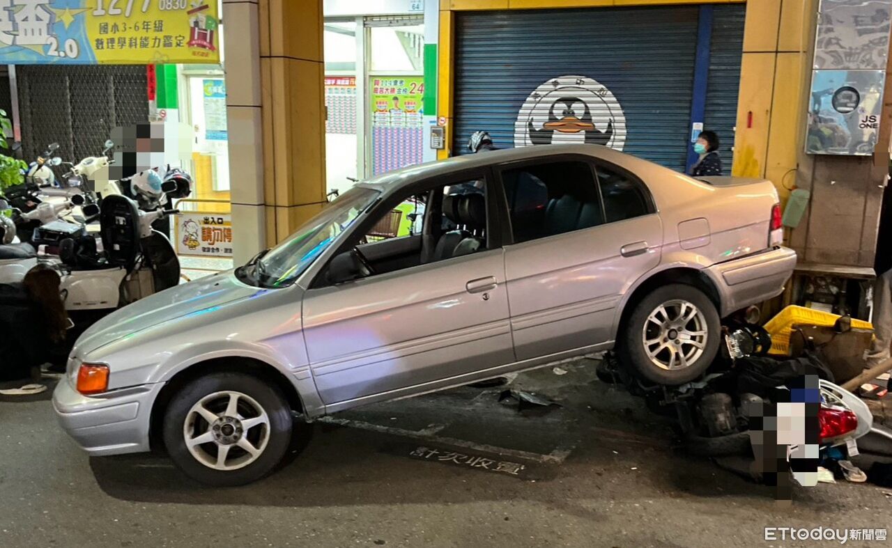 高雄男倒車「保齡球式」撞倒6機車!1女頭部受傷送醫