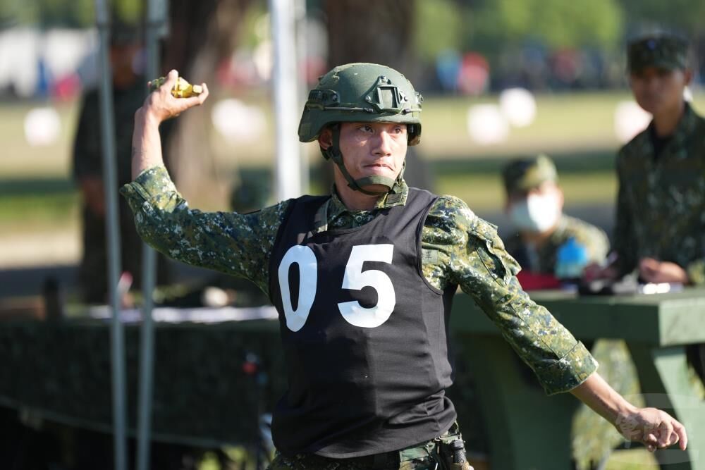 手榴彈「野戰投擲」比狠勁　陸軍盃體能戰技競賽士氣高