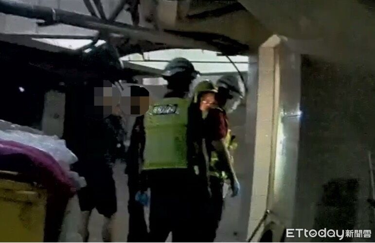 屏東兩男深夜困地下室電梯15分鐘　警消「L型破壞器」破門救援