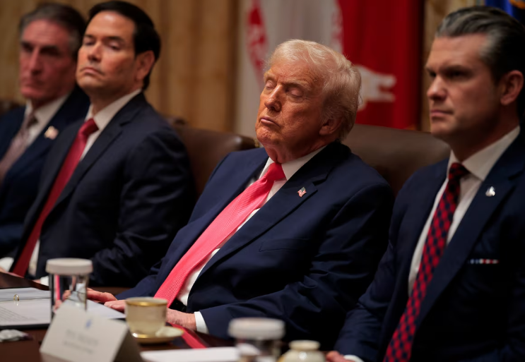 川普「偷打瞌睡」畫面曝！主持內閣會議神遊　頻頻閉眼癱坐