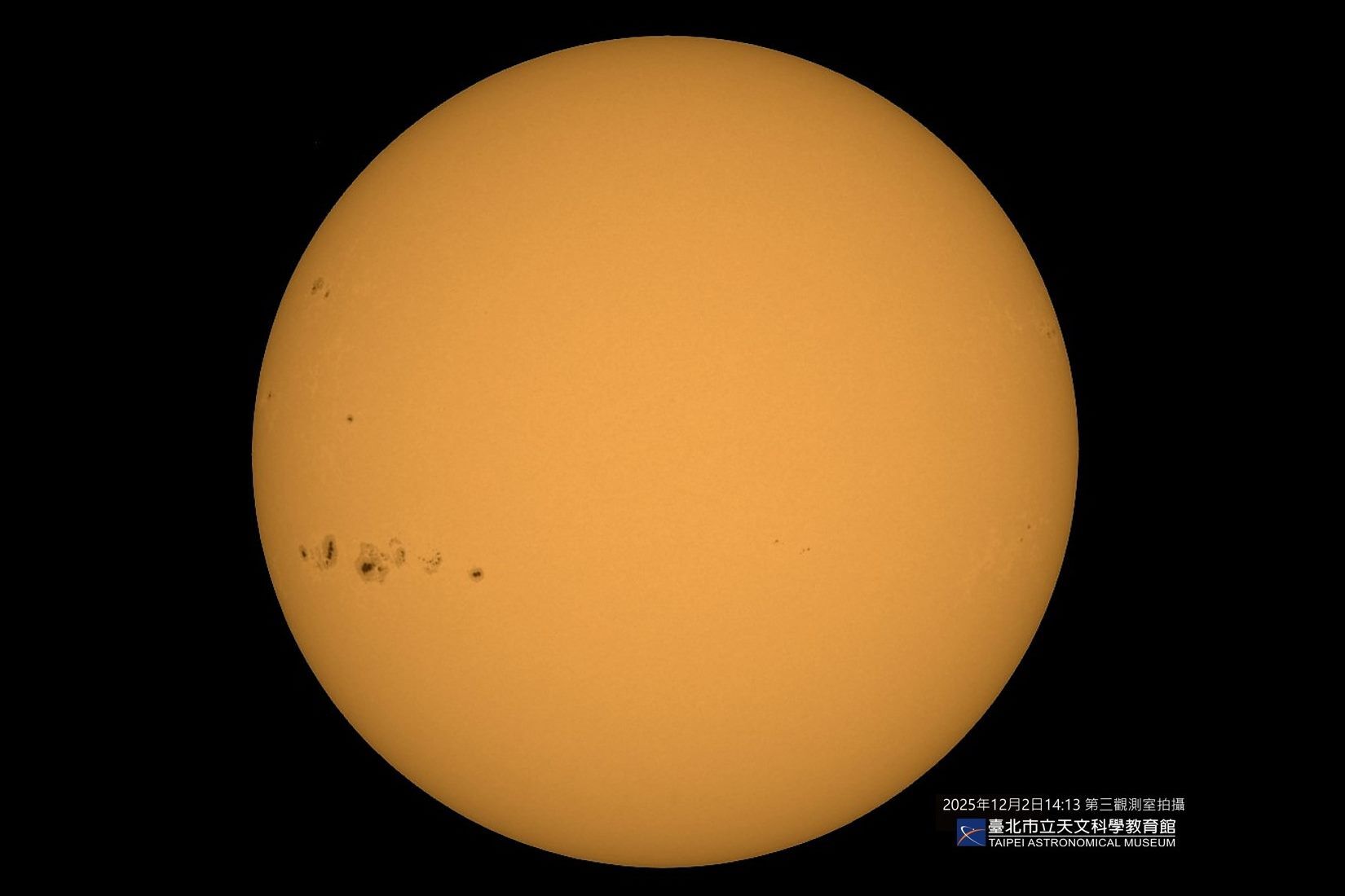 ▲▼台北天文館觀測到近10年最大規模的太陽黑子群，面積比地球還大。（圖／台北天文館提供）