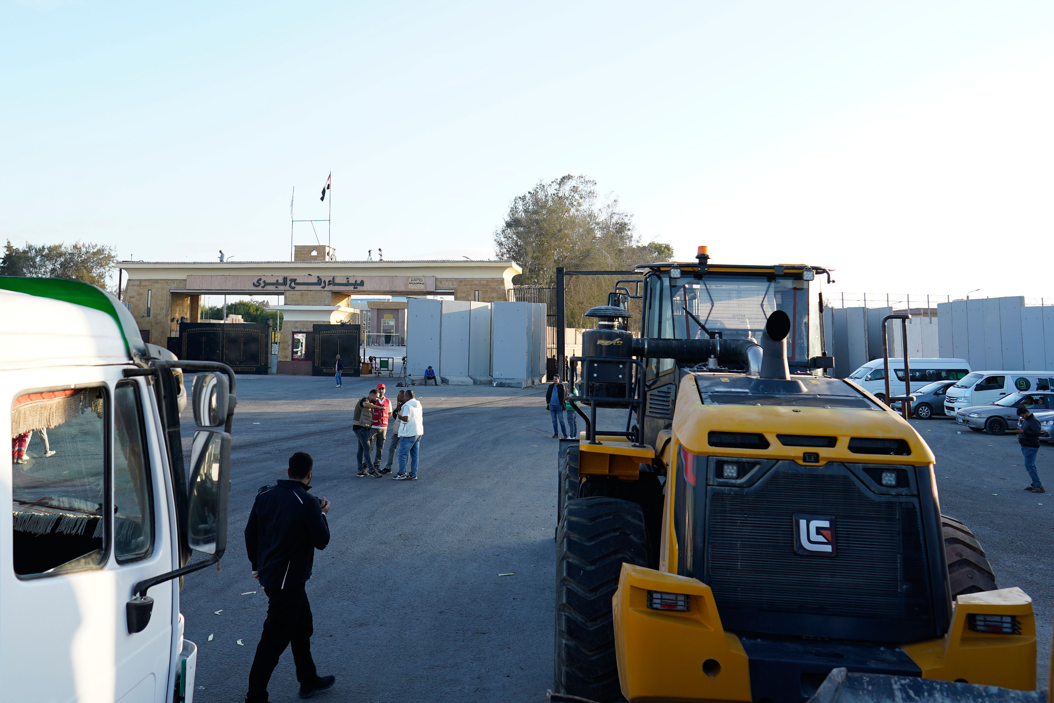 ▲▼推土機駛入拉法過境點的埃及大門。稍早以色列宣布,未來幾天內將會開放拉法口岸。(圖/達志影像/美聯社)