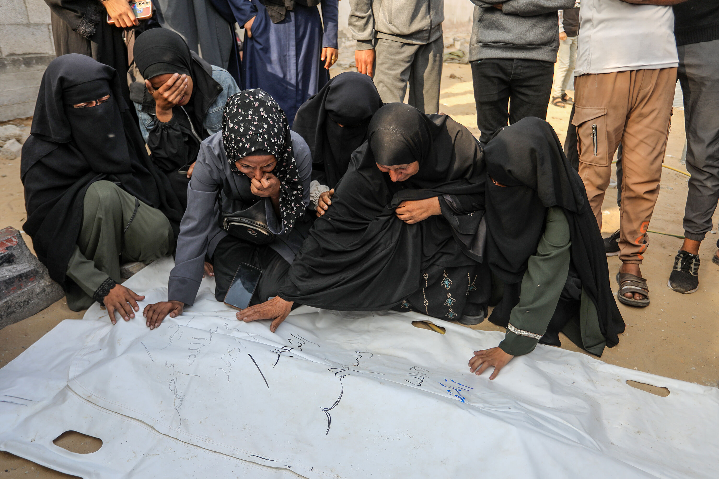 ▲▼巴勒斯坦親屬為6名哈馬斯軍事翼「卡桑旅」成員舉行喪禮哀悼。(圖/達志影像/美聯社)