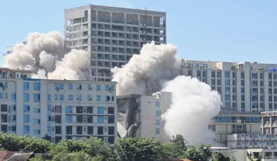 ▲▼緬甸炸毀「12樓詐騙大樓」！大本營夷平瞬間曝　遣返1208中國人。（圖／翻攝自Khaosod）