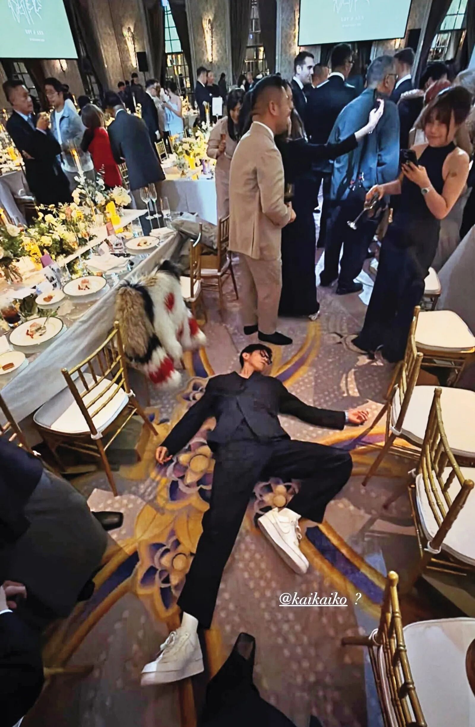 ▲柯震東躺在婚宴地上，被&Oslash;ZI放上限時動態。（翻攝自IG／&Oslash;ZI）