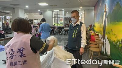 專業剪刀化作溫柔關懷！　勞工局×美容業工會陪長者找回清爽笑容