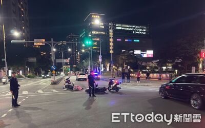 警執勤鳴笛穿越紅燈！女騎士不肯讓直直撞過來　2人倒地受傷