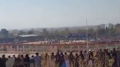 全家被殺光！13歲少年「親自槍決凶手」　阿富汗8萬人圍觀