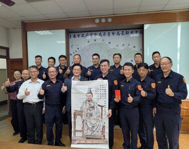麻豆警偵破神像遭盜案　台南市府副秘書長照原雕像繪「卯兔星君」贈警分局