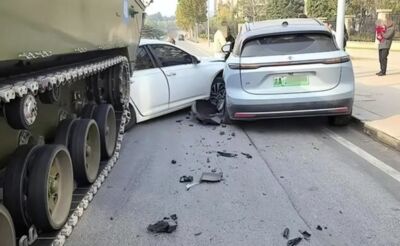 陸轎車違規迴轉被裝甲車撞！彈飛後車身變形　交警：車主負全責