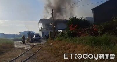 快訊/台南木炭倉庫突冒火光!延燒隔壁花圈行 消防急灌救