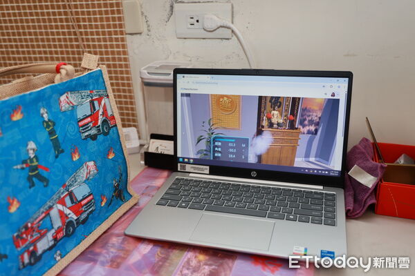 ▲宣導防災避免一氧化碳中毒，南投民眾體驗「虛擬實境滅火」。（圖／南投縣政府提供）