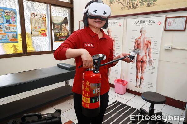 ▲宣導防災避免一氧化碳中毒，南投民眾體驗「虛擬實境滅火」。（圖／南投縣政府提供）