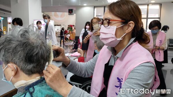 ▲台南市勞工局與美容業職業工會攜手走進麻豆新樓護理之家，為住民提供義剪服務，現場氣氛溫馨互動熱烈。（記者林東良翻攝，下同）