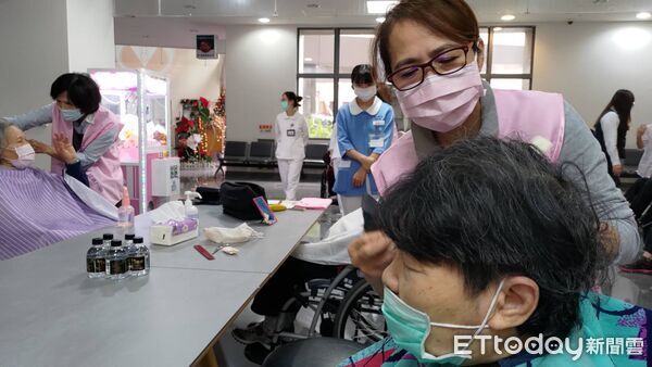 ▲台南市勞工局與美容業職業工會攜手走進麻豆新樓護理之家，為住民提供義剪服務，現場氣氛溫馨互動熱烈。（記者林東良翻攝，下同）