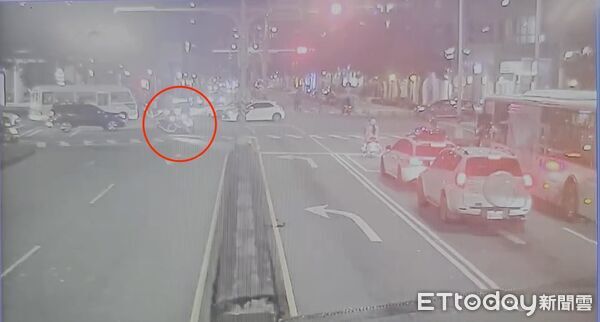 ▲▼監視器拍下碰撞瞬間，薛姓員警行車記錄器拍下撞擊瞬間             。（圖／記者陳以昇翻攝）