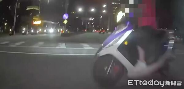 ▲▼監視器拍下碰撞瞬間，薛姓員警行車記錄器拍下撞擊瞬間             。（圖／記者陳以昇翻攝）