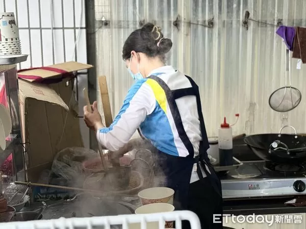 ▲▼花蓮縣政府推出「點亮店家」計畫，積極媒合公益團體捐助店家，加速恢復營業。（圖／花蓮縣政府提供，下同）