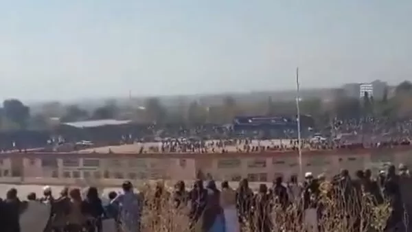 ▲▼全家遭屠殺！13歲少年連開3槍「親手處決凶手」　阿富汗8萬人圍觀。（圖／翻攝X）