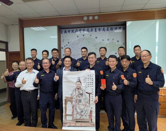 ▲麻豆警偵破神像遭盜案　台南市府副秘書長照原雕像繪「卯兔星君」贈警分局 。（圖／麻豆分局提供）