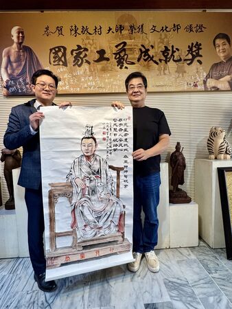 ▲麻豆警偵破神像遭盜案　台南市府副秘書長照原雕像繪「卯兔星君」贈警分局 。（圖／麻豆分局提供）