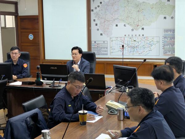 ▲麻豆警偵破神像遭盜案　台南市府副秘書長照原雕像繪「卯兔星君」贈警分局 。（圖／麻豆分局提供）