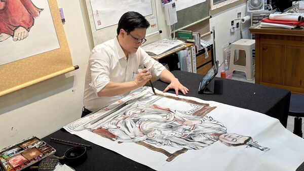 ▲麻豆警偵破神像遭盜案　台南市府副秘書長照原雕像繪「卯兔星君」贈警分局 。（圖／麻豆分局提供）