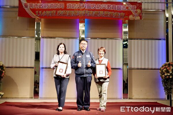 ▲市長黃偉哲親自頒獎肯定消防志工年度貢獻，感謝他們為城市安全默默付出。（記者林東良翻攝，下同）