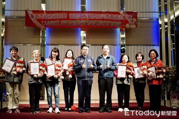 ▲市長黃偉哲親自頒獎肯定消防志工年度貢獻，感謝他們為城市安全默默付出。（記者林東良翻攝，下同）