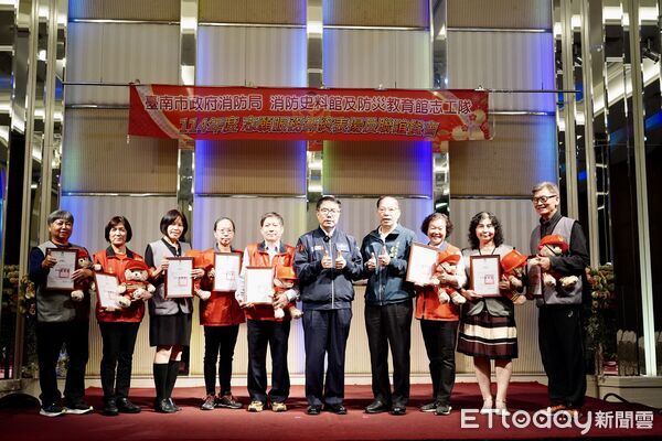 ▲市長黃偉哲親自頒獎肯定消防志工年度貢獻，感謝他們為城市安全默默付出。（記者林東良翻攝，下同）