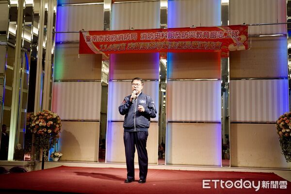 ▲市長黃偉哲親自頒獎肯定消防志工年度貢獻，感謝他們為城市安全默默付出。（記者林東良翻攝，下同）