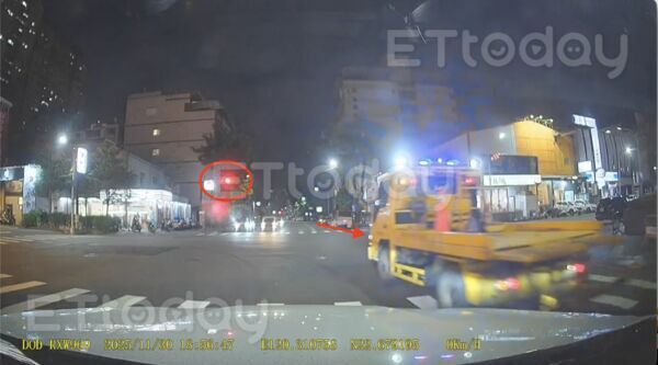 ▲民間拖吊車閃警示氣以及蜂鳴器，違規闖紅燈左轉            。（圖／民眾提供）