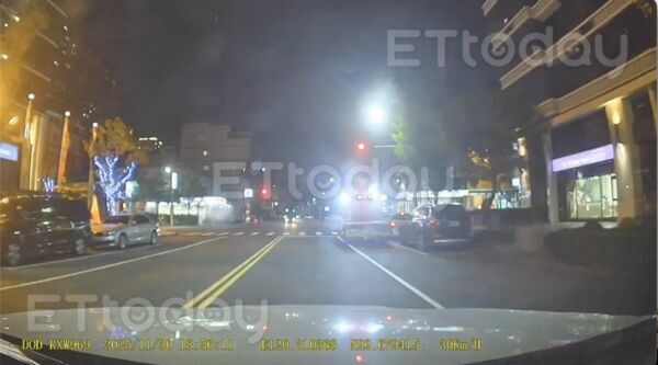 ▲民間拖吊車閃警示氣以及蜂鳴器，違規闖紅燈左轉            。（圖／民眾提供）