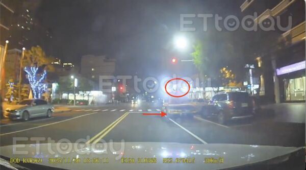 ▲民間拖吊車閃警示氣以及蜂鳴器，違規闖紅燈左轉            。（圖／民眾提供）