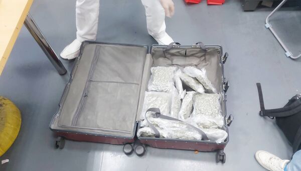 ▲海關人員會同航警於今年9月間查獲泰籍男子行李箱裝有16.78公斤的二級毒品大麻花。（圖／航警局提供）