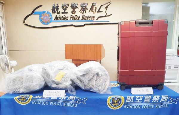▲航警局於今年9月間查獲泰籍男子行李箱裝有16.78公斤的二級毒品大麻花，黑市價格逾2500萬元。（圖／航警局提供）