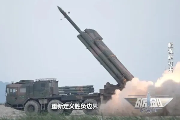 ▲▼大陸PHL-03長程火箭砲在沿海地區，成功命中150公里外的海上漂浮目標。（圖／翻攝自央視）