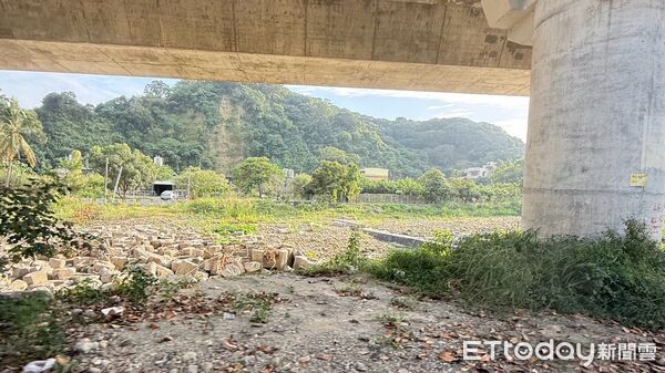 ▲嶺口交流道下方產業道路驚見男屍            。（圖／記者吳奕靖翻攝）