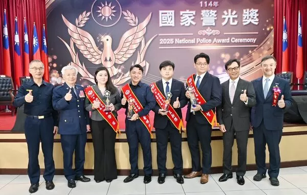 ▲桃園市警局局長廖恆裕昨天率領獲獎同仁赴警政署參加國家警光獎頒獎典禮，接受署長張榮興頒獎。（圖／桃園市警局提供）