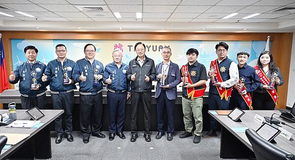 ▲桃園市警局局長廖恆裕今天上午在市政會議上，率領獲獎同仁獻給市長張善政8座國家警光獎項。（圖／桃園市新聞處提供）