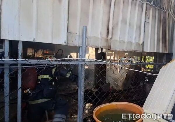 ▲台南市永康區一處木炭倉庫冒出大量濃煙火舌，消防人員迅速布水線射水搶救，所幸無人傷亡。（圖／記者林東良翻攝，下同）