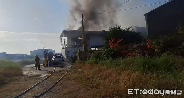 ▲台南市永康區一處木炭倉庫冒出大量濃煙火舌，消防人員迅速布水線射水搶救，所幸無人傷亡。（圖／記者林東良翻攝，下同）